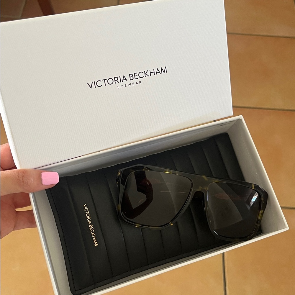 Victoria Beckham Women's VB671S 59mm Tortoiseshell Oversized Square Sunglasses - Picture 3 of 8